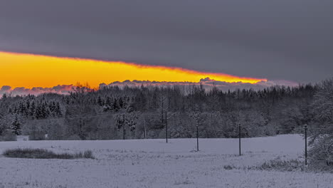 lapso de tiempo de un horizonte naranja en invierno