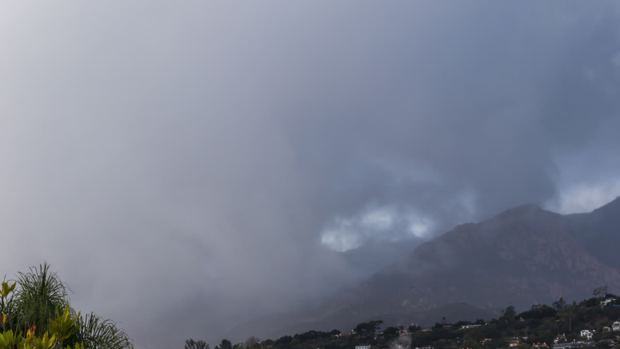 리비에라 스타일의 주거 산맥 위에 구름이 굴러가고 있습니다.