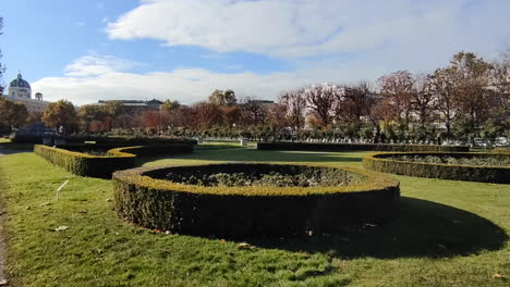 caminando por el hermoso parque público en viena, austria en un día soleado