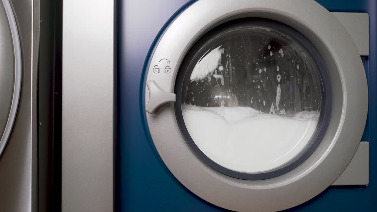 산업용 세탁기. 옷 세탁. 세탁 서비스 기계 작동