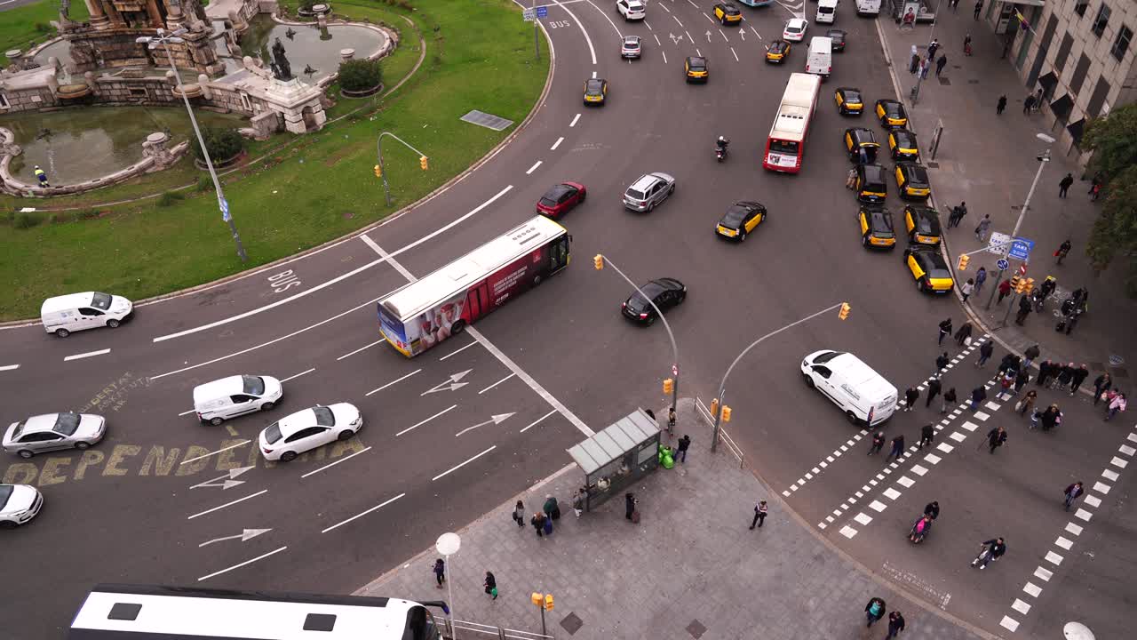 바르셀로나의 스페인 광장 근처의 도로에 있는 자동차들.