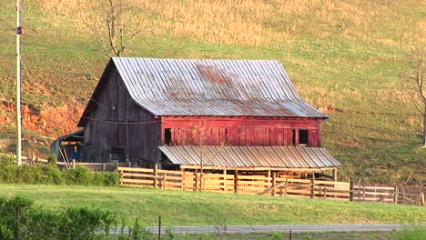 Autos-Fahren-An-Einem-Alten,-Verlassenen-Farmschuppen-Und-Leanto-Vorbei,-Der-An-Den-Tod-Der-Familienfarm-Und-Eine-Ganze-Ära-In-Der-Amerikanischen-Geschichte-Erinnert