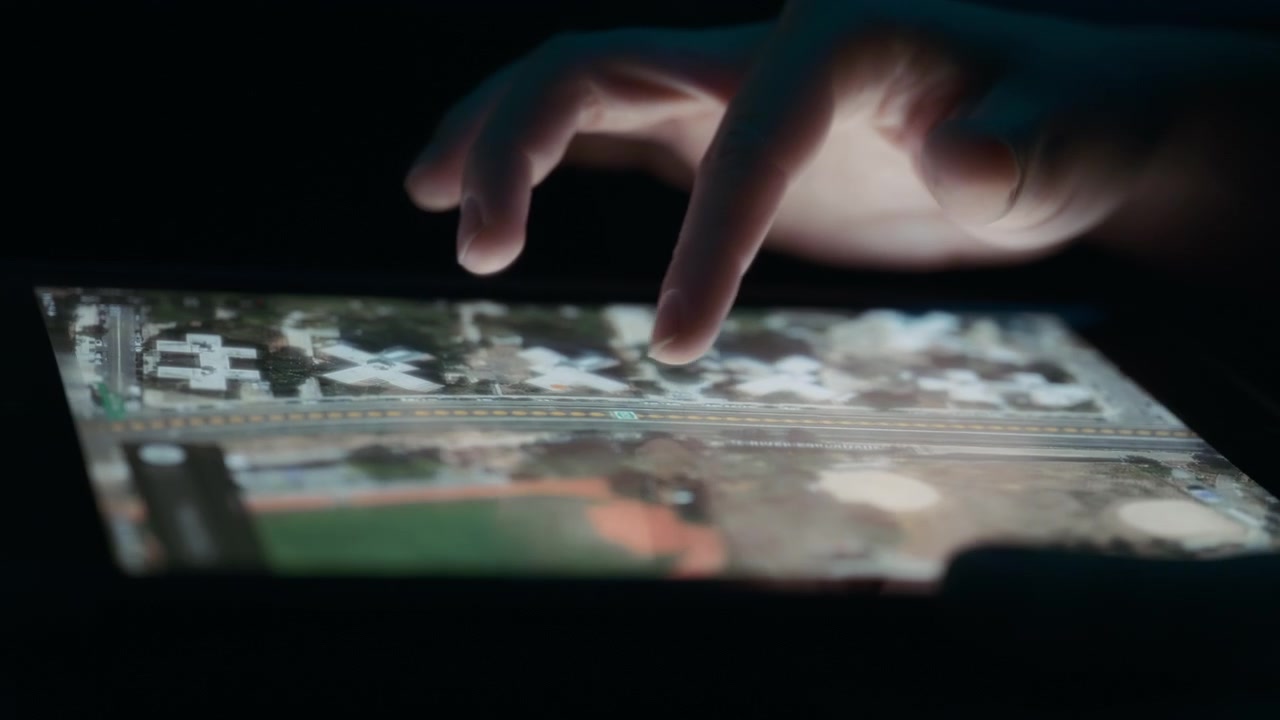 Persona che naviga una mappa della città usando le dita su un tablet