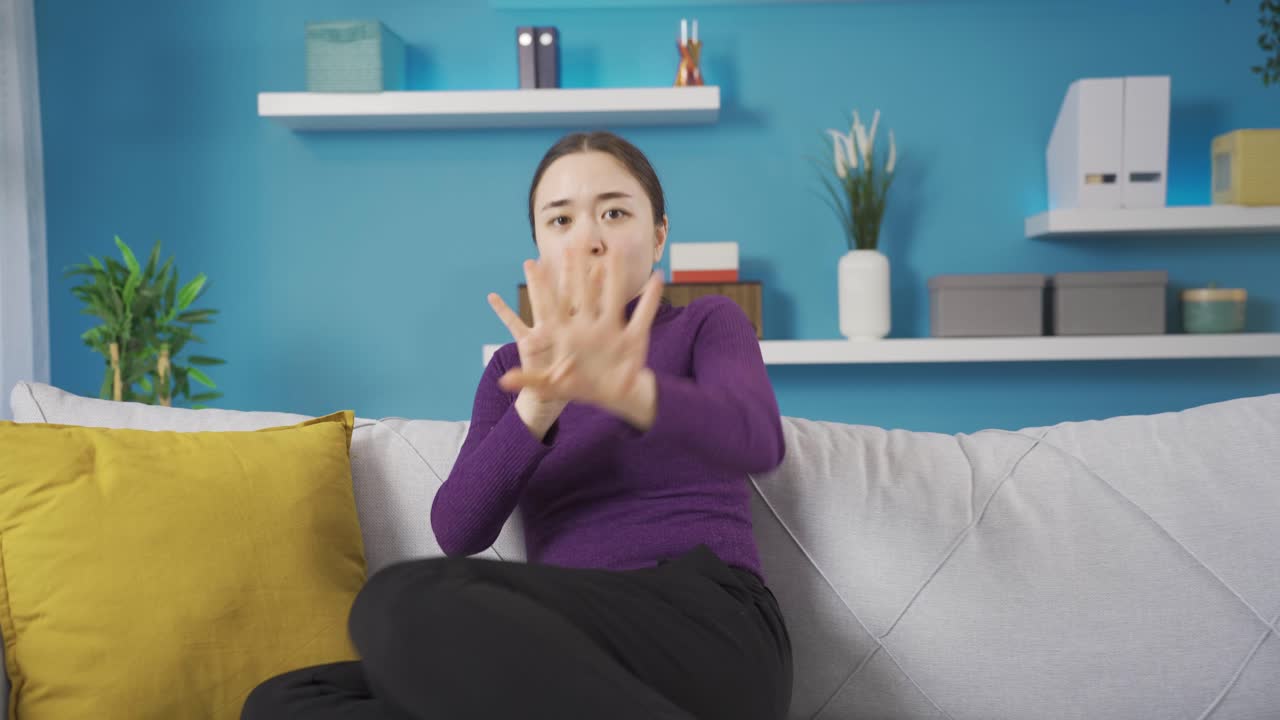 정신질환을 고 있는 젊은 아시아 여성이 편집증에 걸려 의심과 두려움으로 카메라 앞에서 도망친다.