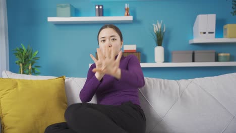 정신질환을 고 있는 젊은 아시아 여성이 편집증에 걸려 의심과 두려움으로 카메라 앞에서 도망친다.