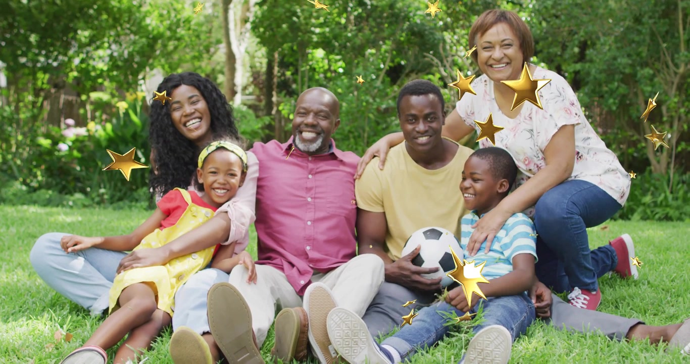Avó abraçando criança segurando bola de futebol, com estrelas animando a alegria para marketing.