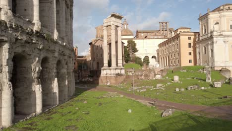 Gehen-Sie-Entlang-Des-Theaters-Von-Marcellus,-Einem-Antiken-Denkmal-In-Rom,-Der-Hauptstadt-Italiens