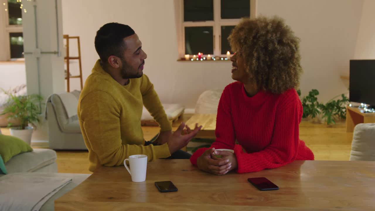 amigos adultos de la generación del milenio socializando juntos en casa