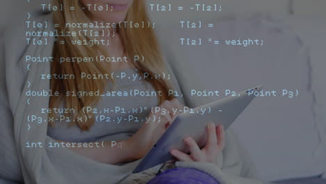 animación del procesamiento de datos sobre una mujer de negocios caucásica que usa una tableta