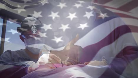 Animation-Der-Flagge-Der-Vereinigten-Staaten-Von-Amerika,-Die-über-Chirurgen-Im-Operationssaal-Weht