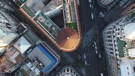 vista aérea en movimiento de la ciudad con una vista de las calles con tráfico de coches y personas