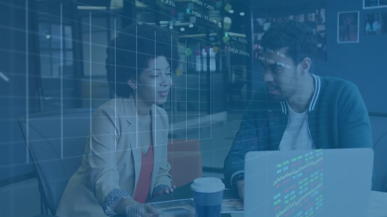 animación del procesamiento de datos financieros sobre diversas personas de negocios en la oficina