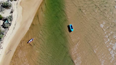 Bote-Pequeño-Cerca-De-La-Orilla-En-Algarve