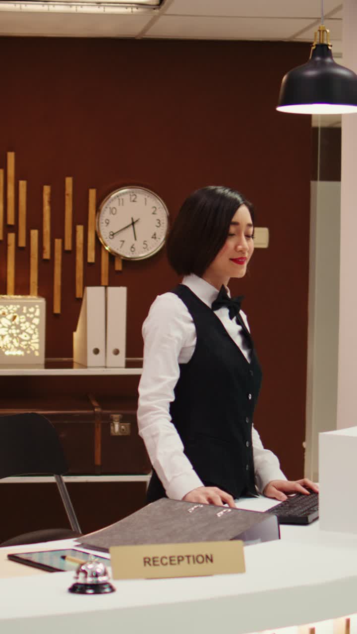 Reception di un hotel con receptionist che assiste i clienti