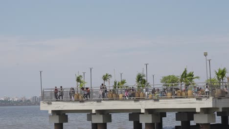 Plataforma-De-Observación-Del-Horizonte-En-La-Playa-De-Dadar-En-Mumbai,-India