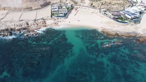 Imágenes-De-Drones-De-La-Playa-Boca-Del-Tule-Cabo-San-Lucas-Baja-California-Sur-México,-Con-Agua-Clara-Del-Océano-Y-Algunos-Edificios-En-La-Playa