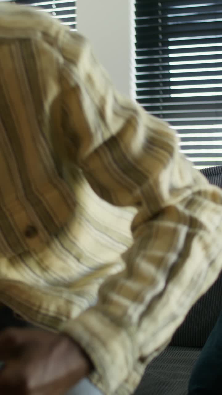 집에서 노트북으로 일하는 남자