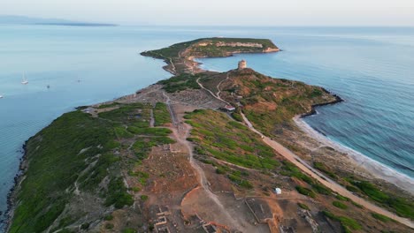 Sitio-Arqueológico-De-Tharros-Y-Capo-San-Marco-En-San-Giovanni-Di-Sinis,-Cerdeña---Antena-4k