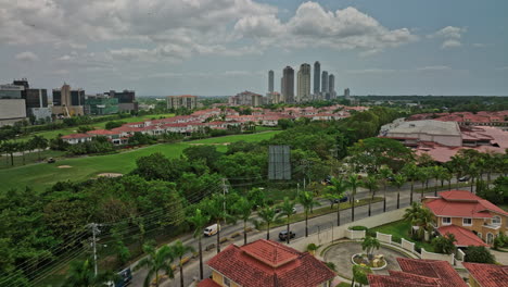 antena de la ciudad de panamá v88 cinemática drone sobrevuela el barrio de costa del este a lo largo del campo de golf de santa maría capturando el área de viviendas residenciales y la calle - filmada con cine mavic 3 - marzo de 2022