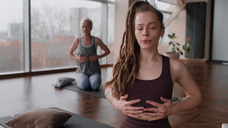 Clase de yoga para dos generaciones