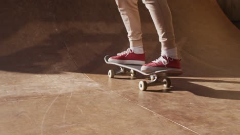 video de las piernas de una patinadora caucásica entrenando en un parque de patinaje