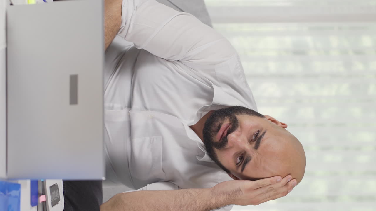 vídeo vertical de un trabajador de la oficina en casa desesperado.