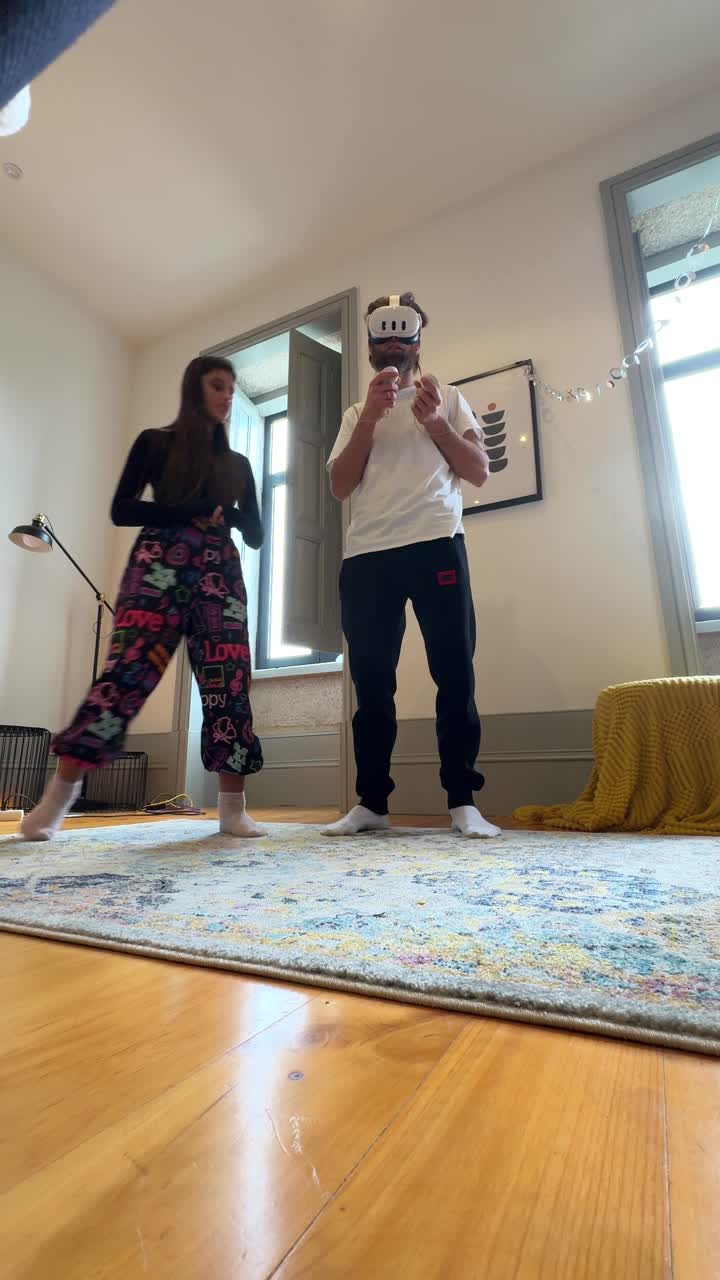 gente jugando a juegos de realidad virtual en casa