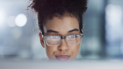 negocio, oficina y mujer trabajando en una computadora