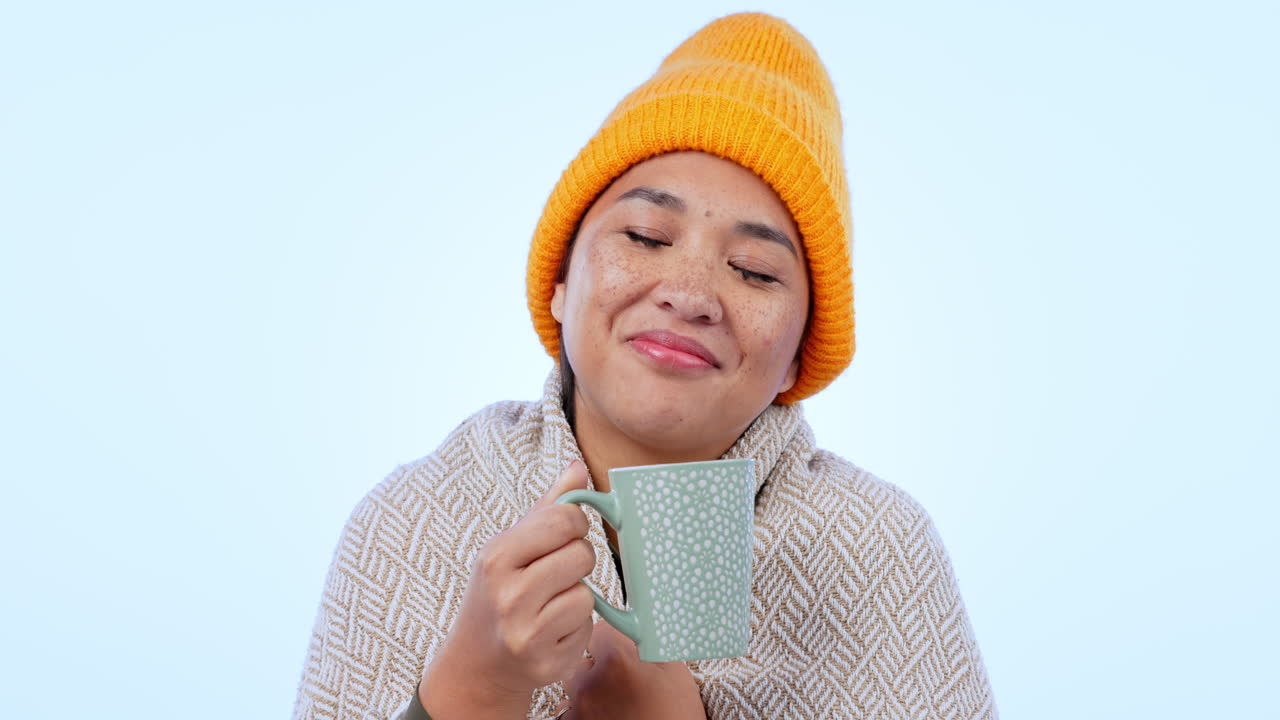 bebiendo café, mujer y relajarse con descanso