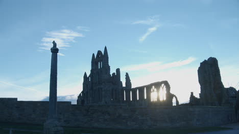 whitby, páramos del norte de york, tiro estático, sol temprano en la mañana costa del patrimonio de yorkshire del norte, yates y abadía bmpcc 4k prores 422 clip 9