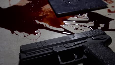 sangre, pistola y diario sobre la mesa