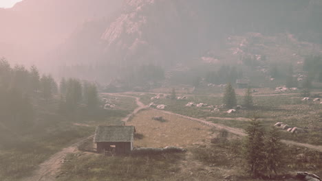 Altes-Holzdorf-Auf-Dem-Felsigen-Berghintergrund