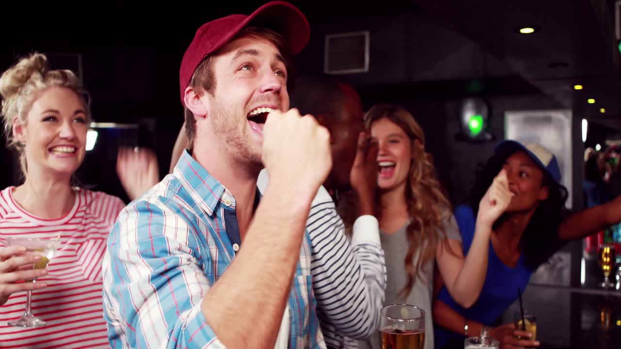 Glade tilhængere på en bar