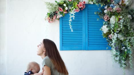 madre y bebé jugando