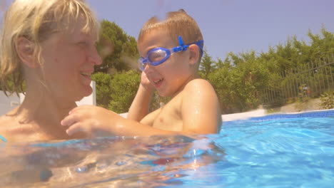 Niño-Y-Su-Familia-En-La-Piscina-De-Casa