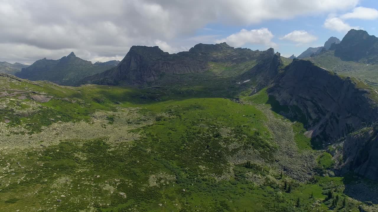 Veduta aerea di montagne aspre