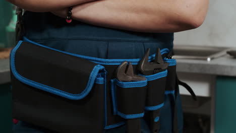 Plumber-wearing-a-tool-belt