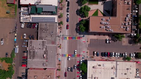 Arco-Iris-Paseo-Cruzado-Centro-Denver-Colorado-Sur-Calle-Broadway-Vista-Aérea-Drone-Paisaje-Negocios-Restaurantes-Tráfico-Carros-Tráfico-Peatonal-Cruce-De-Bicicletas-Carretera-Verano-Tarde-Soleada-Hacia-Arriba