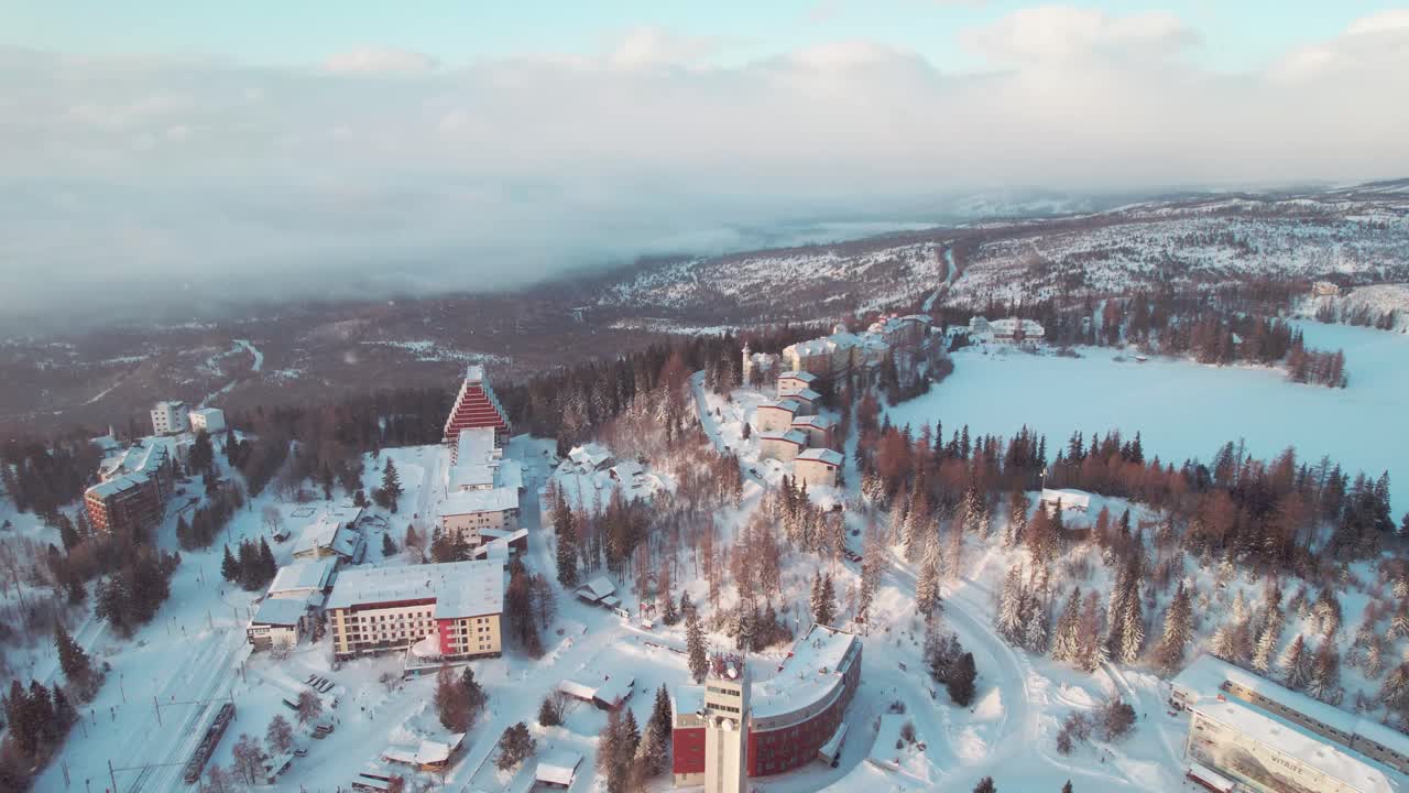 Štrbské Pleso, zamrzlé jezero v lyžařském středisku v Tatranském národním parku, Slovensko