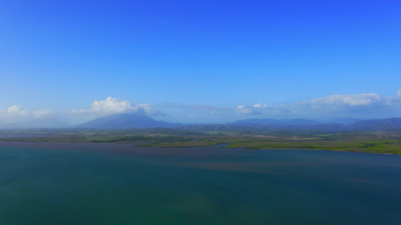 낮 동안 열대 섬의 아름다운 드론 샷, 카메라가 아름다운 풍경을 향해 천천히 움직이고 있습니다.