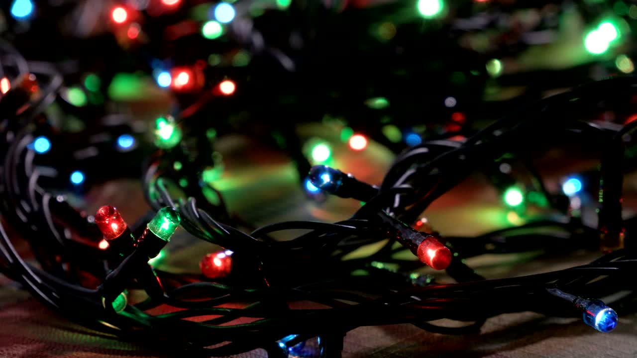 Luzes elétricas azuis, vermelhas e verdes para árvore de Natal. Clipe de vídeo 4K.