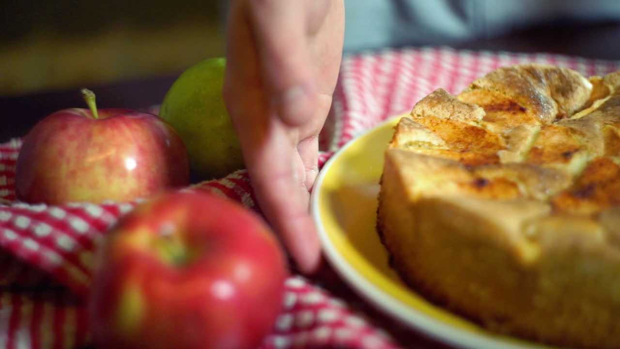 el pastel de manzana americano tradicional en la mesa de la cocina. primer plano. postre de otoño