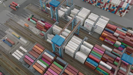 Großer-Containerportalkran-Fährt-über-Kleineren.-Arbeiten-Am-Frachttransportterminal-Im-Hafen.-Intermodaler-Transport-Und-Globale-Logistik.-Hamburg,-Deutschland