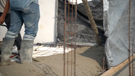 cámara lenta de un sitio de construcción en méxico donde se está vertiendo mezcla de hormigón fresco para hacer la calva de una casa