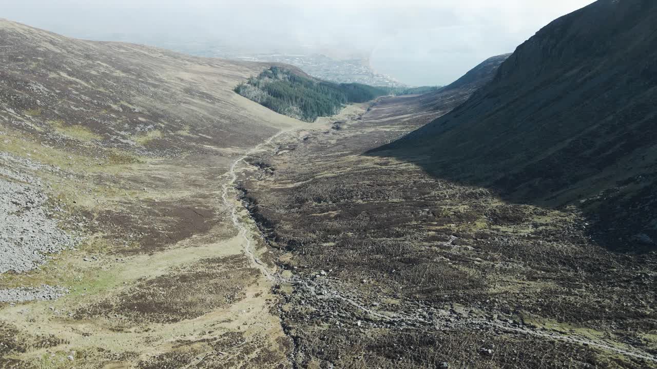 vista aérea del valle de las montañas de morne hacia la ciudad de newcastle