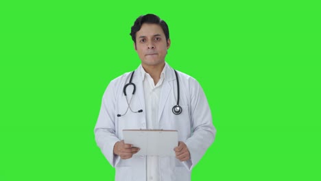 Médico-Indio-Escuchando-La-Pantalla-Verde-Del-Paciente.