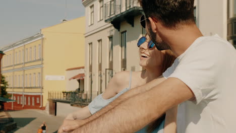 couple enjoying a sunny day in the city