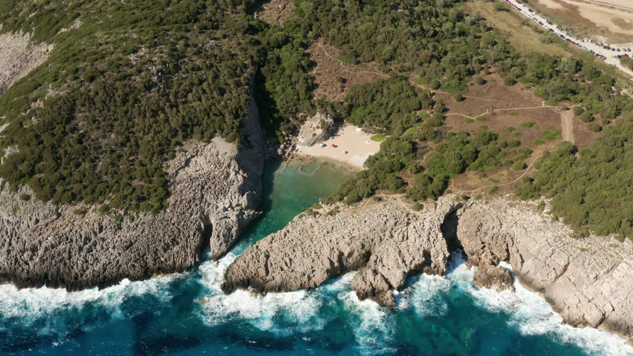 Spiaggia appartata a ridosso di scogliere rocciose vicino alla spiaggia di Voidokilia nel Peloponneso, Croazia
