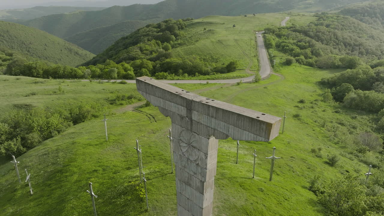 toma aérea inclinada hacia arriba del monumento conmemorativo en el valle didgori, georgia
