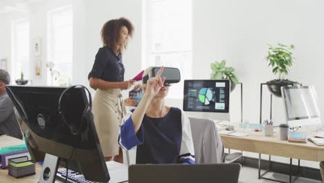 Business-woman-with-a-virtual-headset